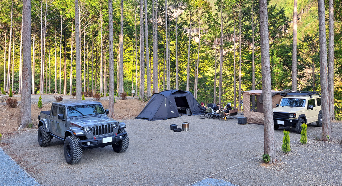 キャンプ場ジープ